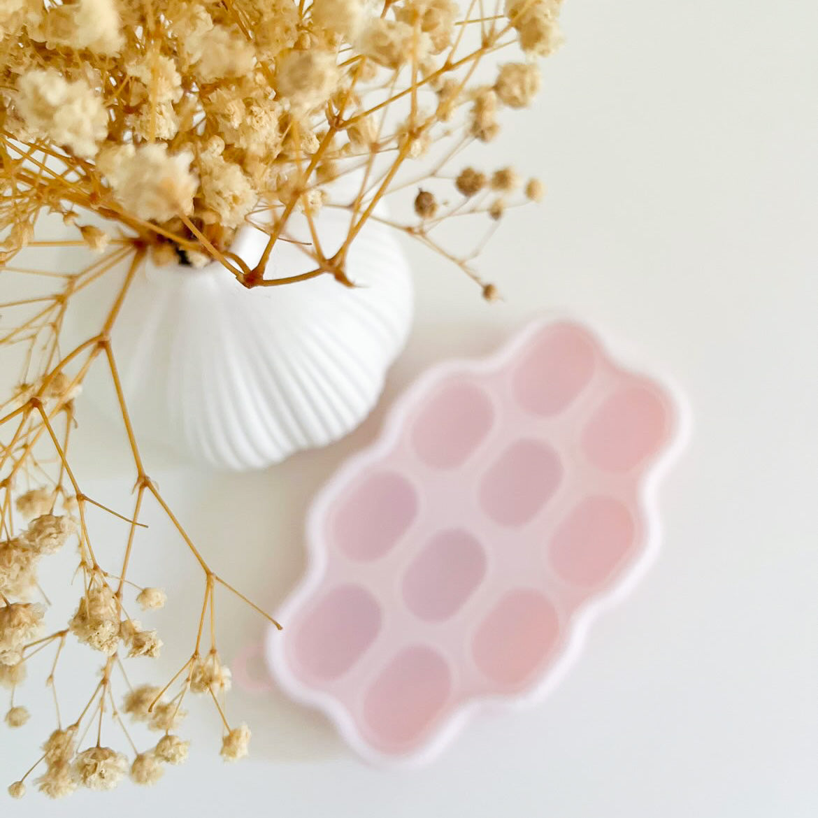 Silicone Frozen Food Tray - 10 Compartments Preparing food for you little ones made easy with our silicone food trays. These 10 compartment moulds make the perfect portion. Simply fill the moulds and pop it in the freezer of fridge. Sizing pairs perfectly with our silicone feeders. Made from food grade silicone, easy to clean and dishwasher safe. You can use for food storage or as a nipple tray for your little ones to explore new foods. Perfect for purees or water.