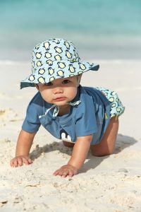 Baby bucket hat Splash & Fun - Penguin It never gets boring with this baby bucket hat - sun hat! The key feature of this colorful hat is that it is reversible, so it can be worn on both sides. The hat features a colorful design on one side and is plain colored on the other side.